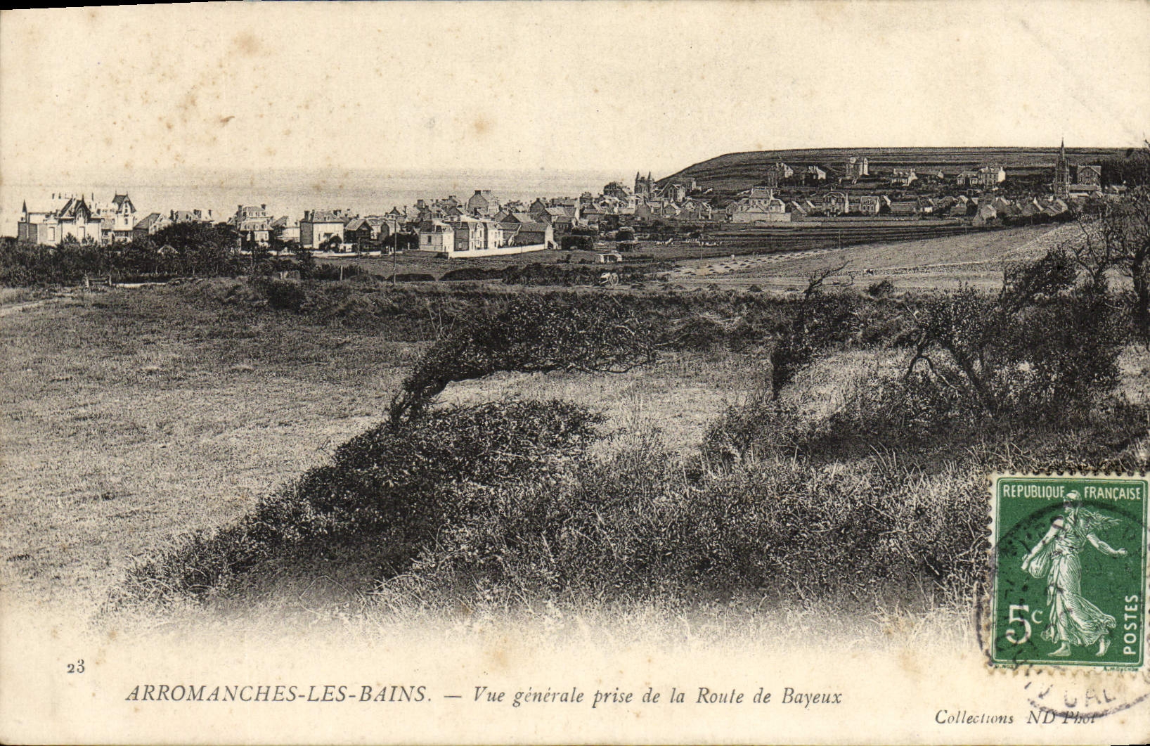 CPA Arromanches Les Bains Vue Generale De La Route De Bayeux