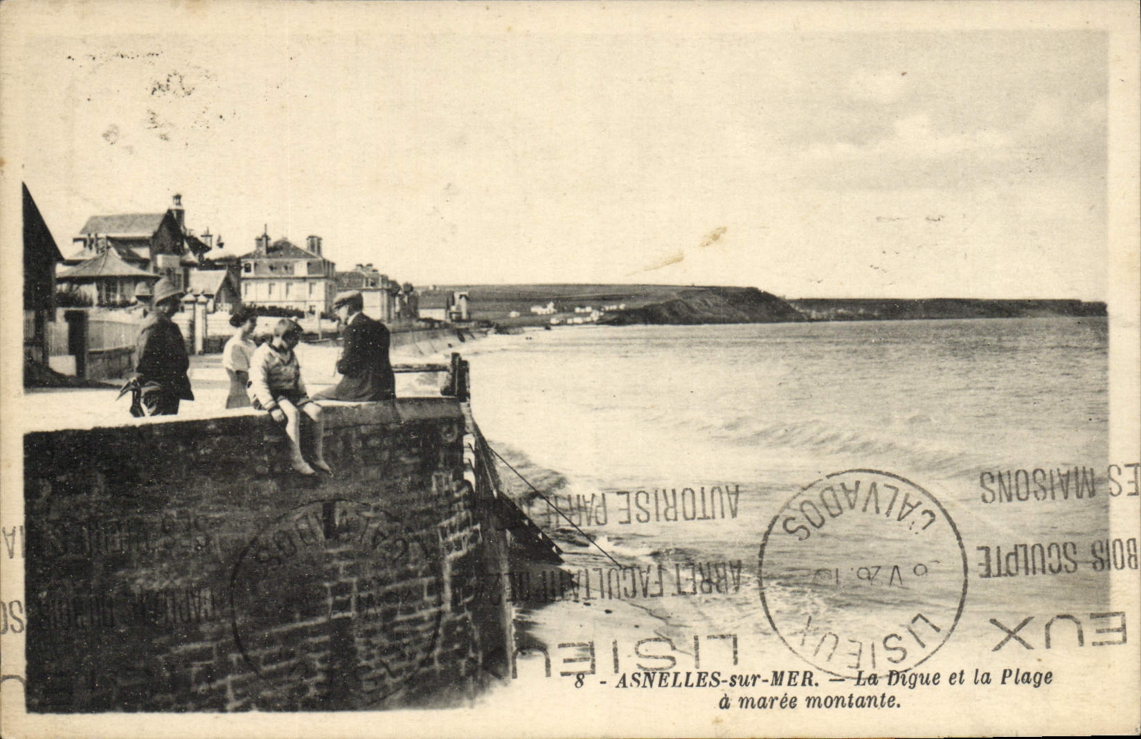 La POSTAL Asnelles de la VENDIMIA en el mar la presa y la playa tiene creciente oleada