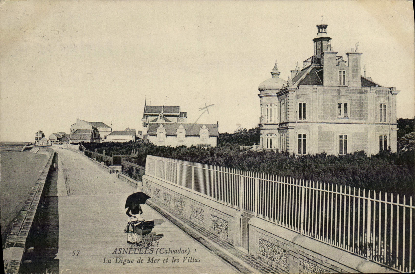 CPA Asnelles La Digue De Mer Et Les Villas