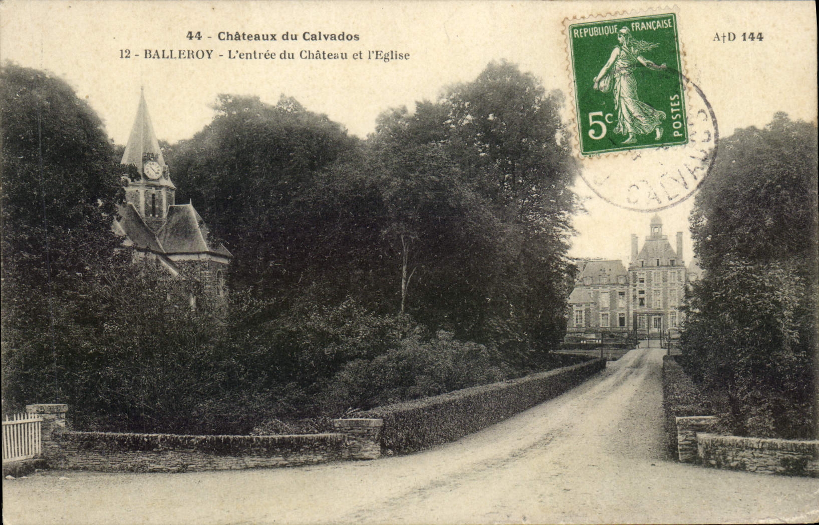 Castillos de la POSTAL de la VENDIMIA del manzana-brandy de Balleroy la entrada del castillo y de la iglesia