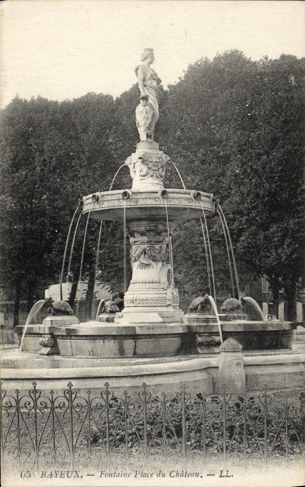 CPA Bayeux fontaine place du chateau