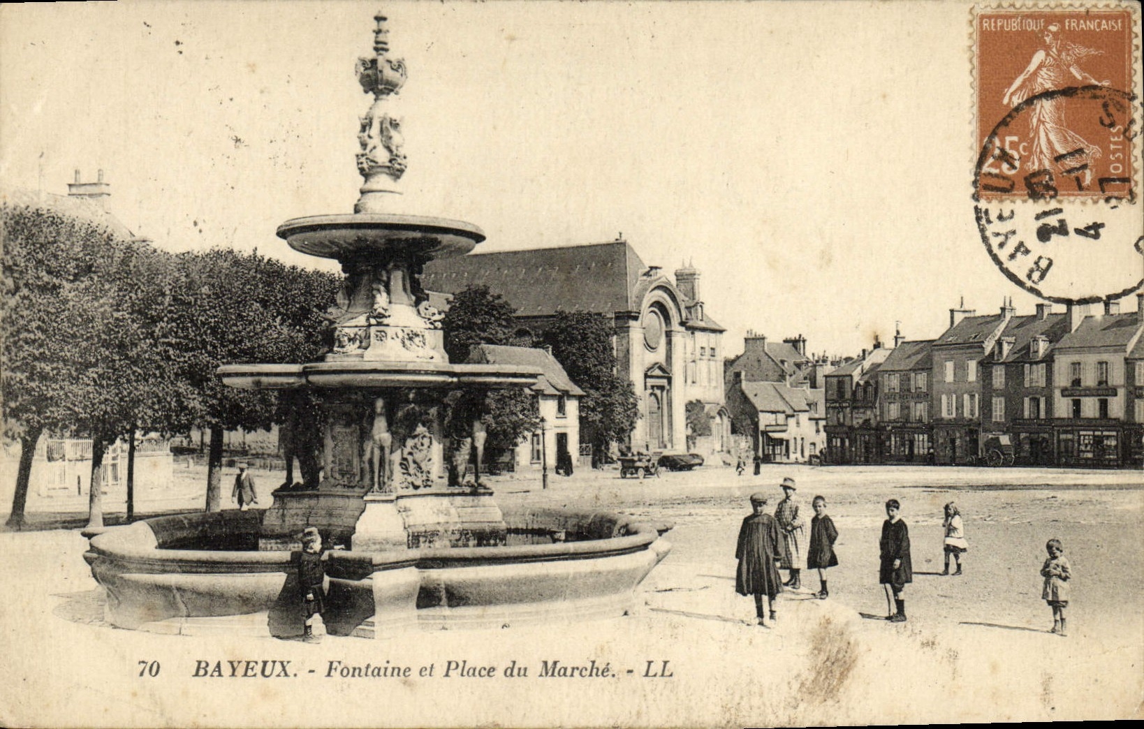 Fuente de Bayeux de la POSTAL de la VENDIMIA y lugar del mercado