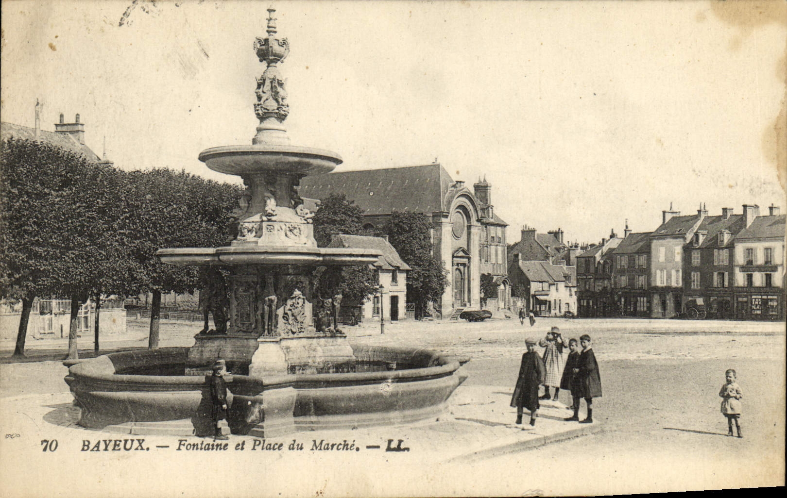 CPA Bayeux Fontaine et place du marche Enfants