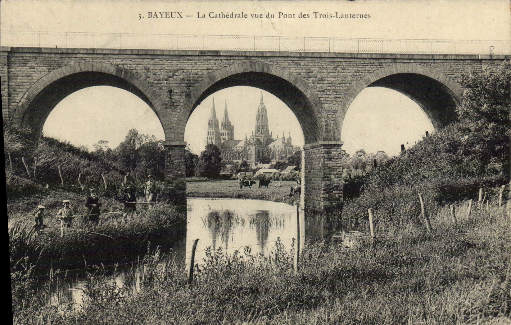 CPA Bayeux La cathedrale vue du pont des trois lanternes Enfants Peche pecheurs