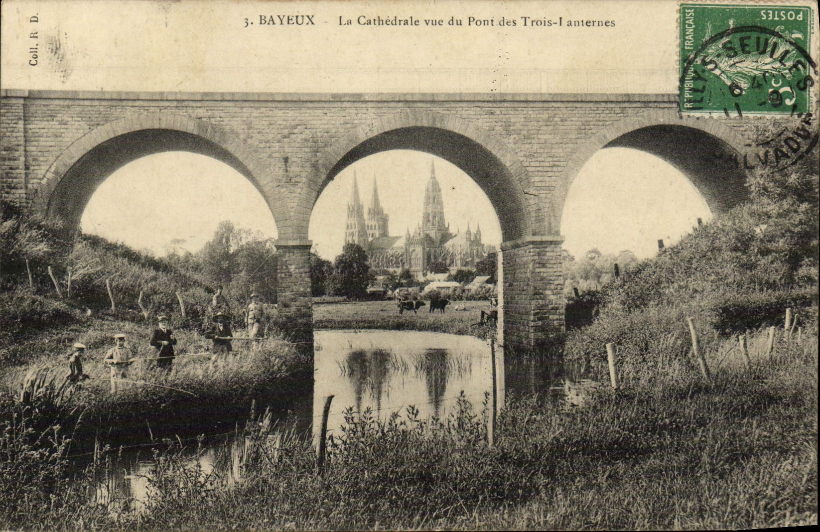 CPA Bayeux La cathedrale vue du pont des trois lanternes Enfants Peche pecheurs