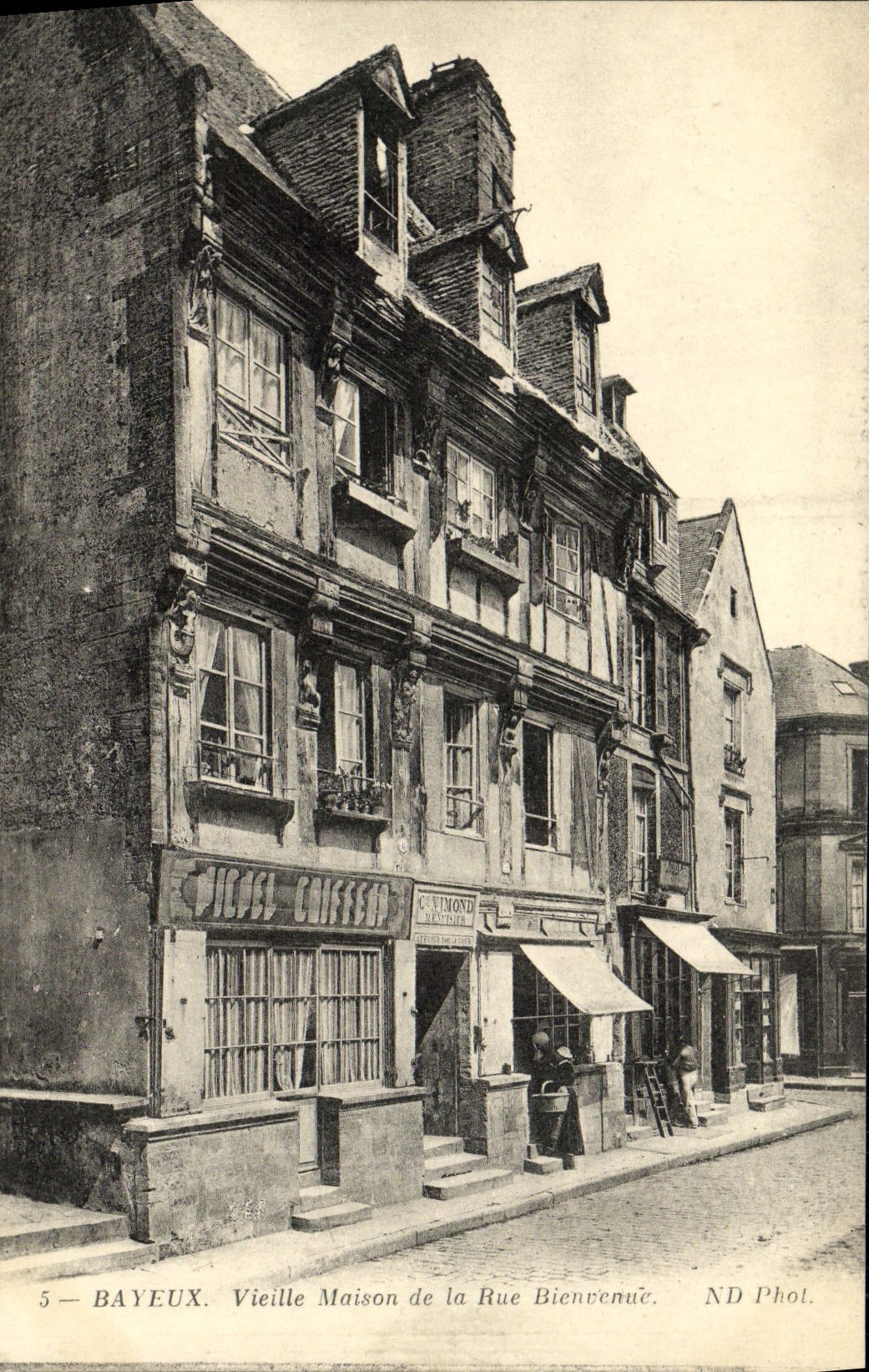 CPA Bayeux Vieille maison de la rue Bienvenue Coiffeur 