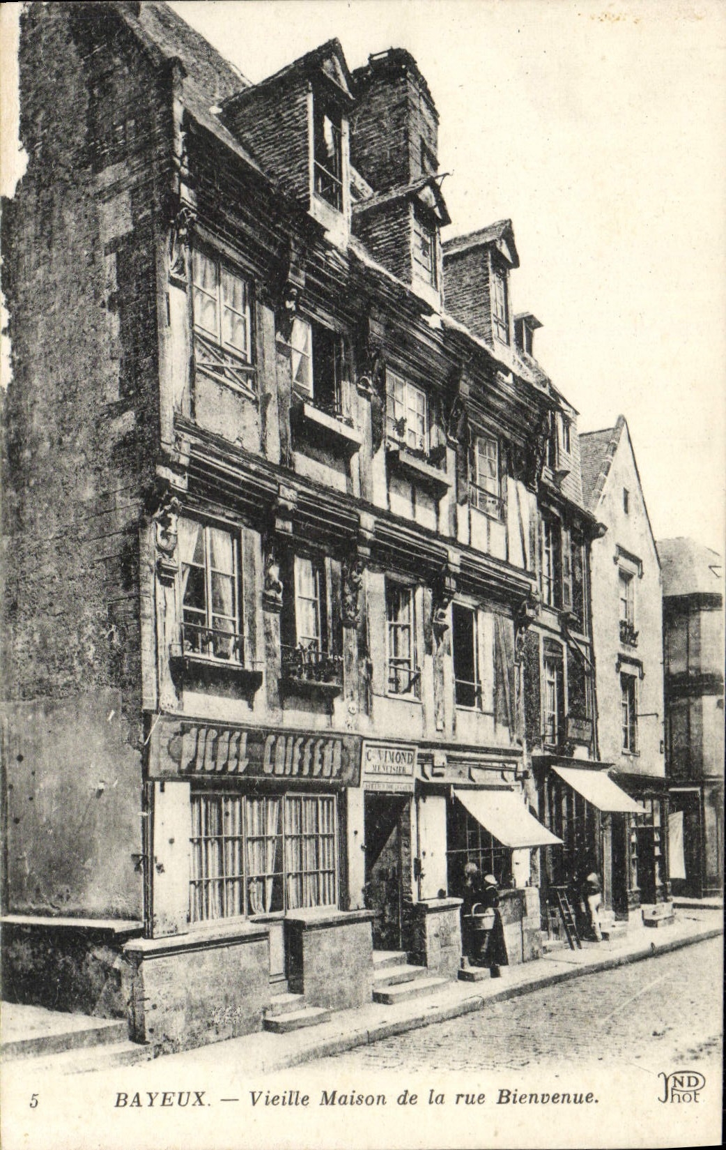 CPA Bayeux Vieille maison de la rue Bienvenue Coiffeur 
