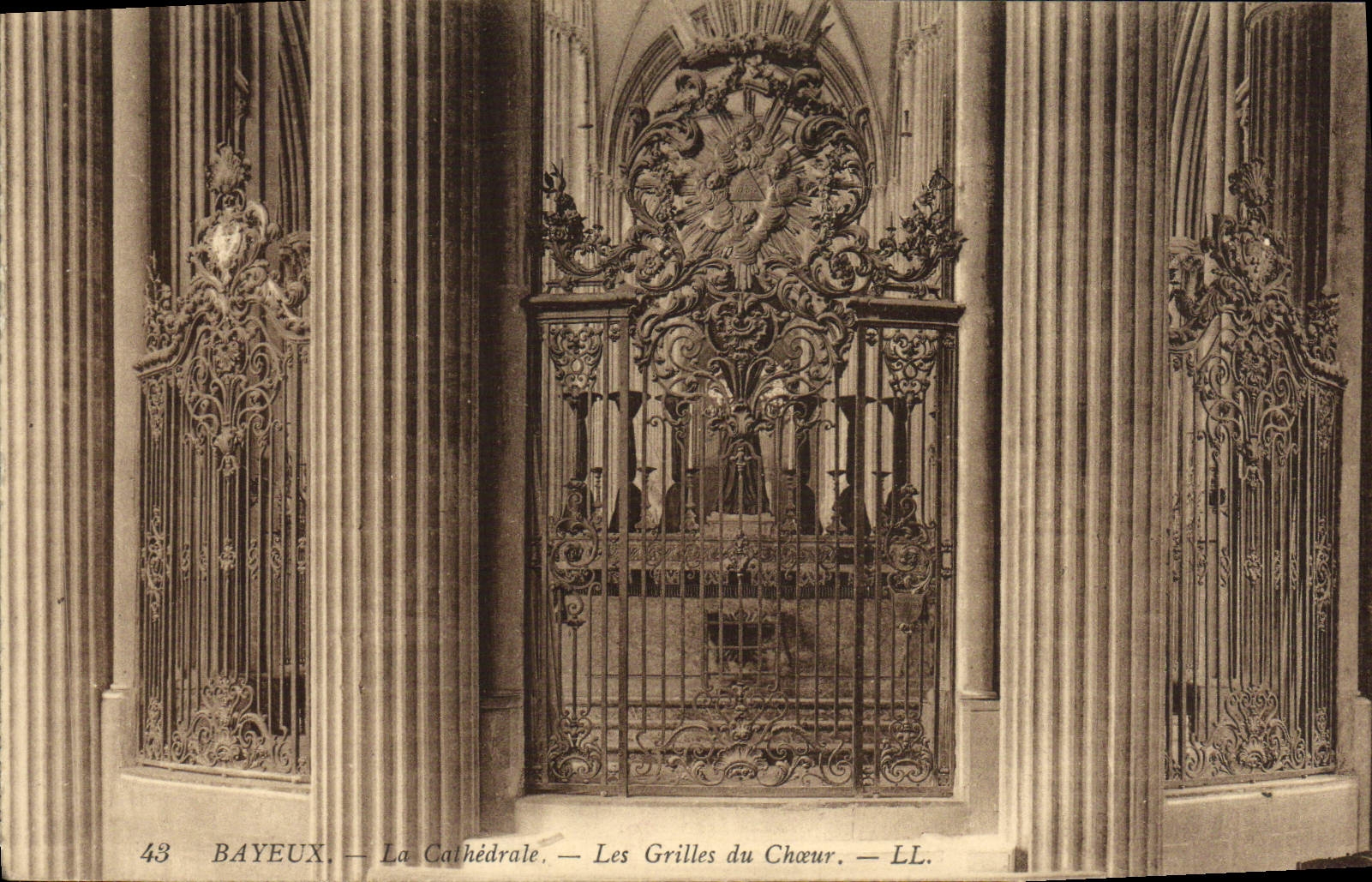 CPA Bayeux La cathedrale Les grilles du choeur