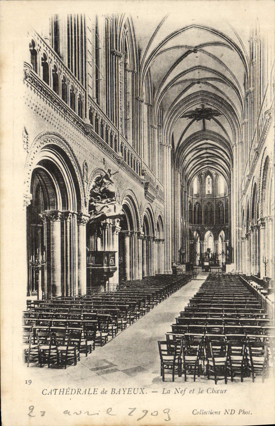 CPA Cathedrale de Bayeux La nef et le choeur 