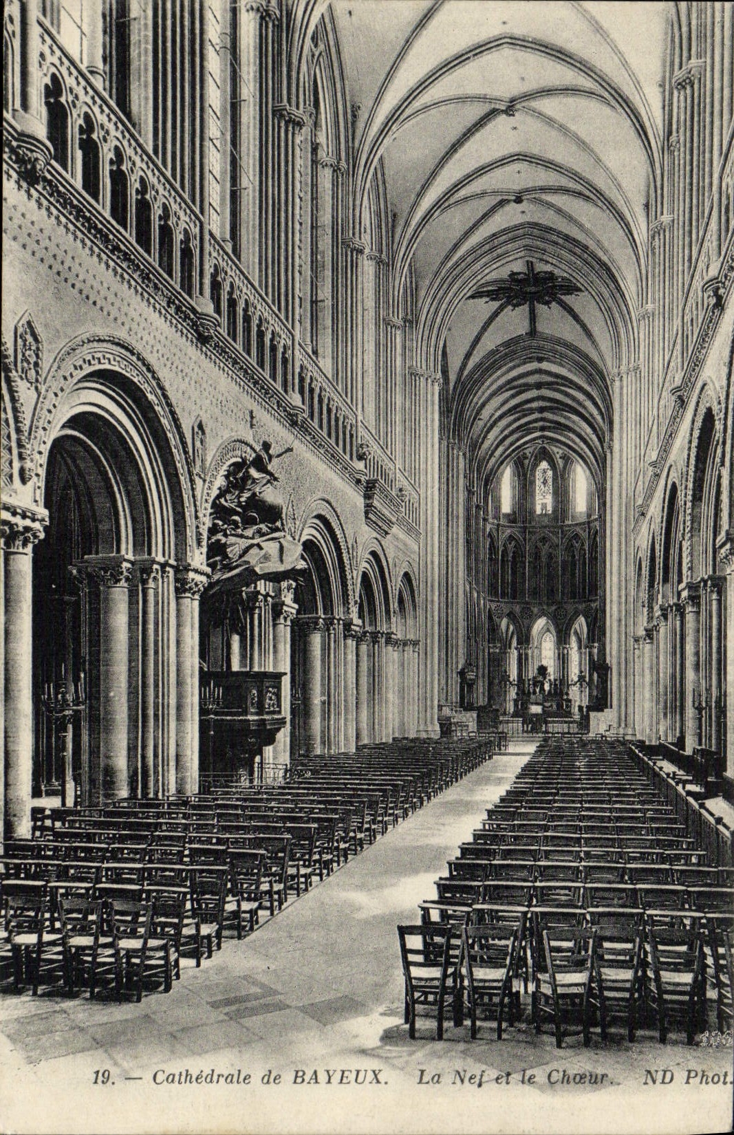 CPA Cathedrale de Bayeux la nef et le choeur 