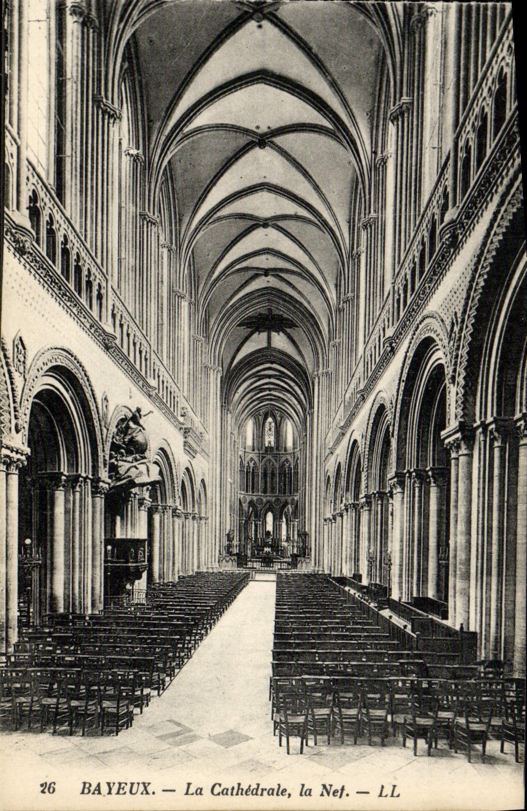 CPA Bayeux La Cathedrale La nef