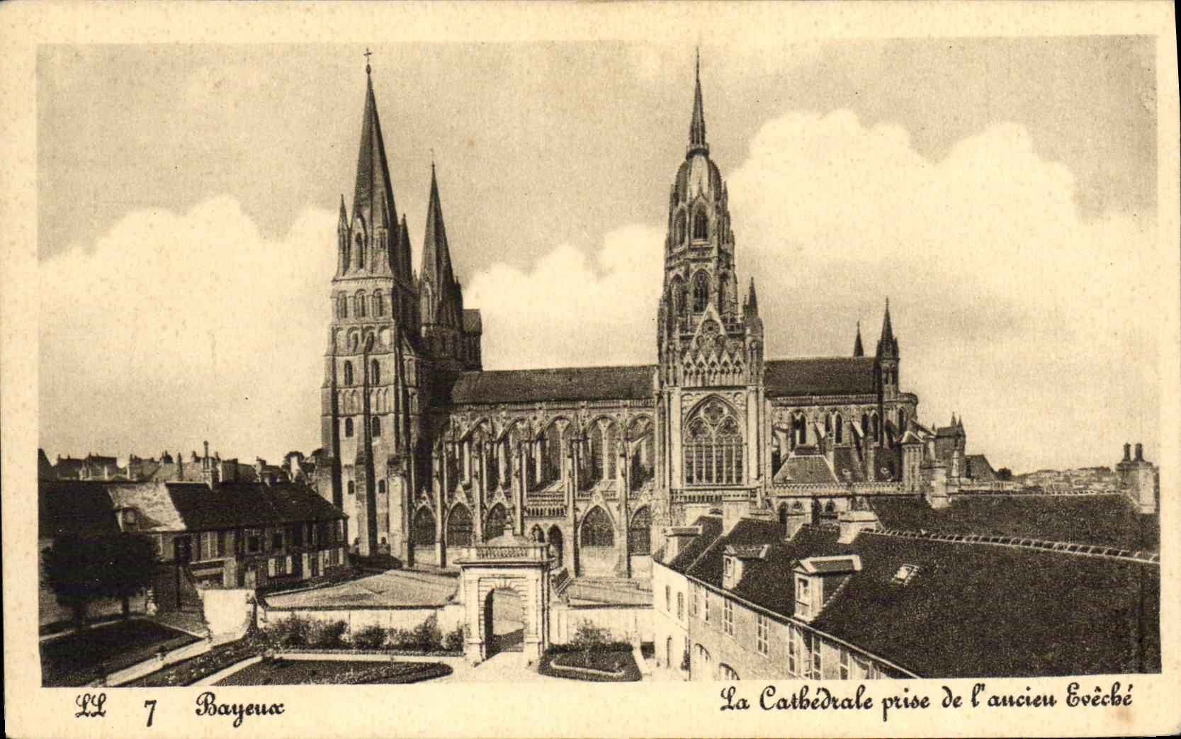 CPA Bayeux le cathedrale prise de l'ancien eveche