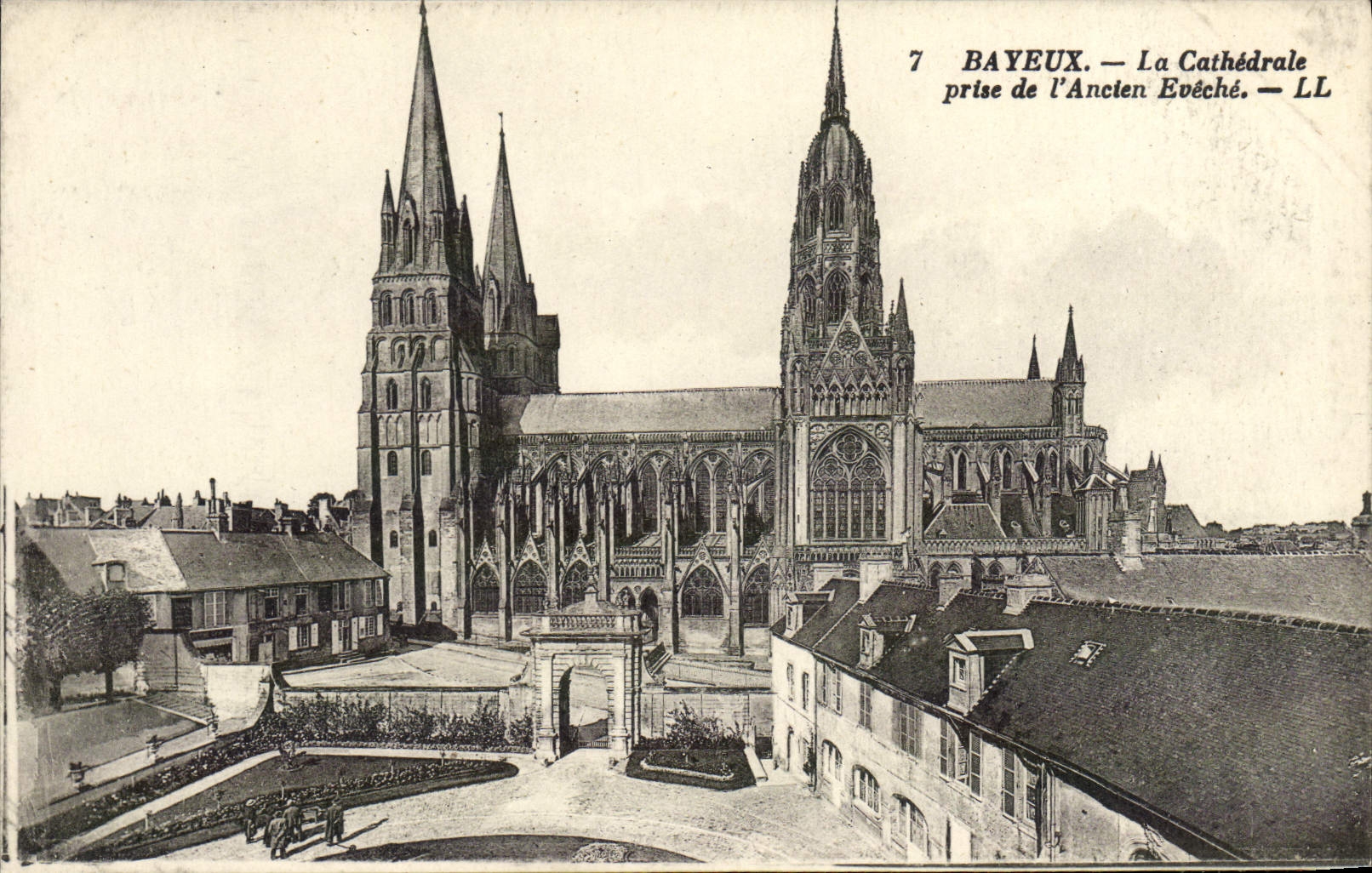 CPA Bayeux Le cathedrale prise de l'ancien eveche