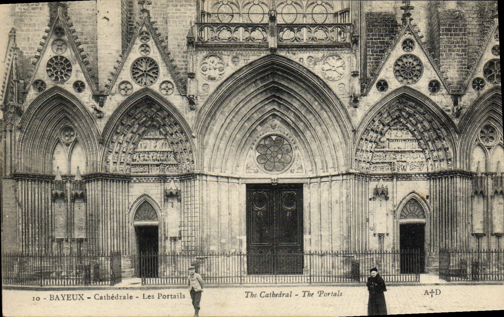 CPA Bayeux cathedrale les portails