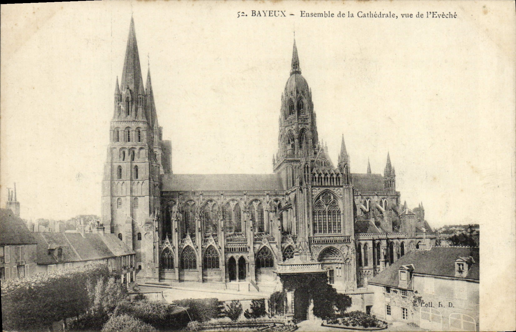 POSTAL Bayeux de la VENDIMIA junto de la catedral vista del eveche