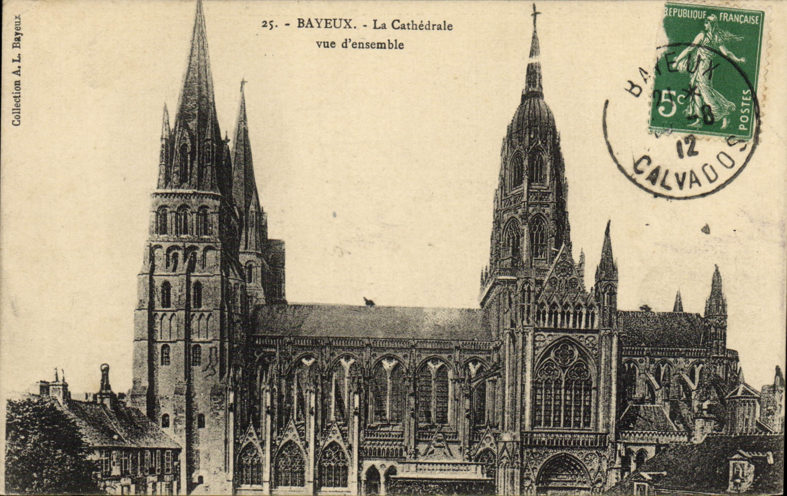 CPA Bayeux le cathedrale vue d'ensemble