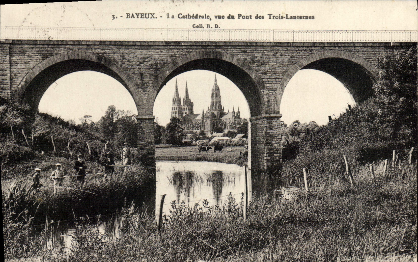 CPA Bayeux le cathedrale vue du pont des trois lanternes Peche Pecheurs Enfants
