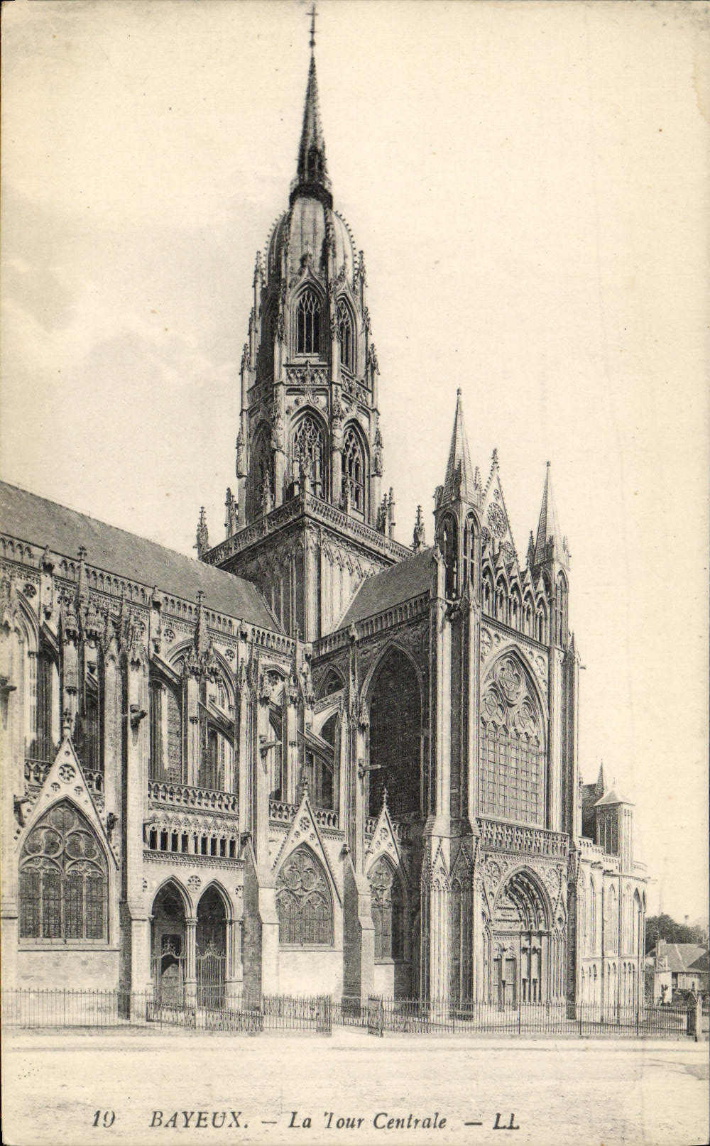 CPA Bayeux la tour centrale