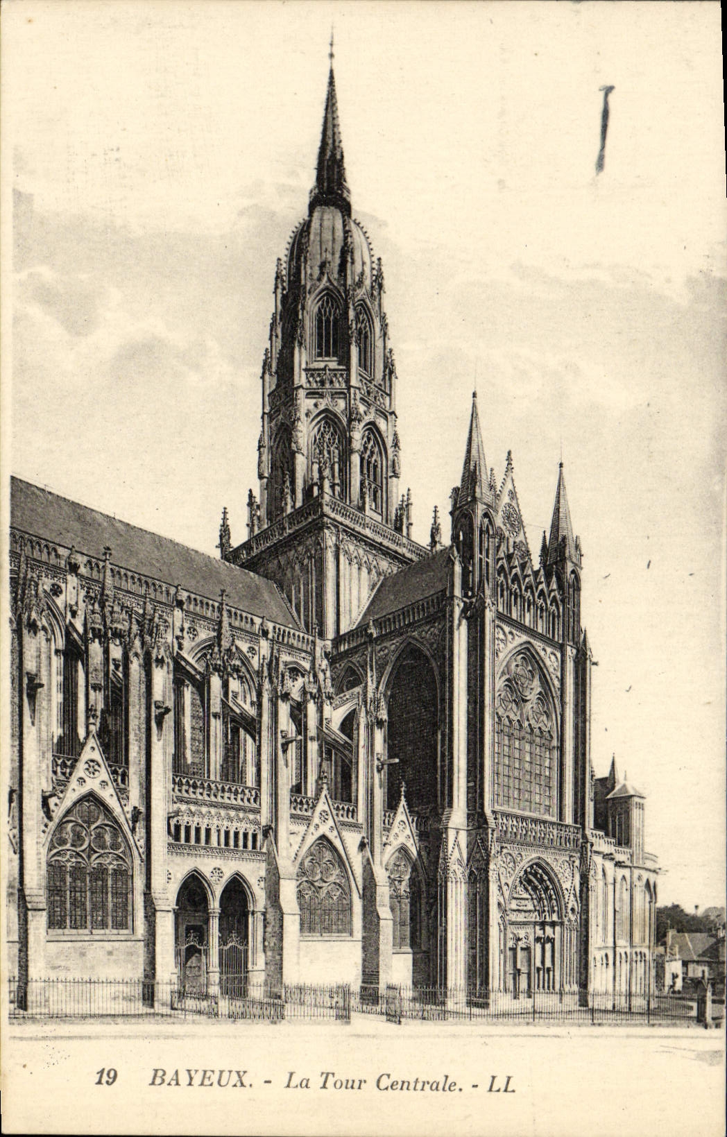 CPA Bayeux la tour centrale