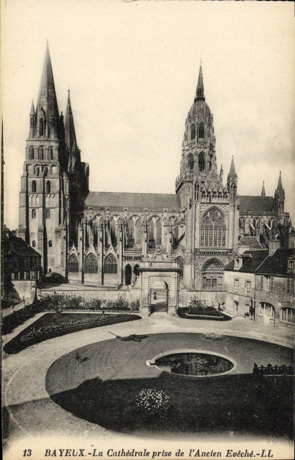 CPA Cathedrale de Bayeux vue prise de l'eveche