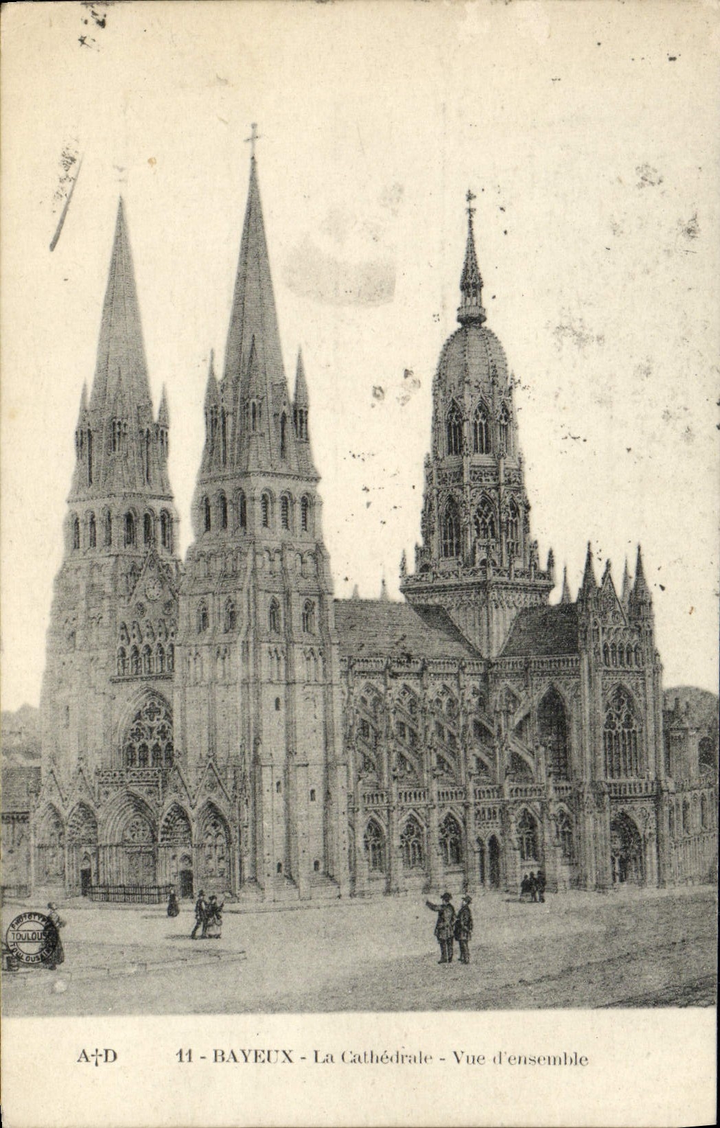 CPA Bayeux le cathedrale vue d'ensemble