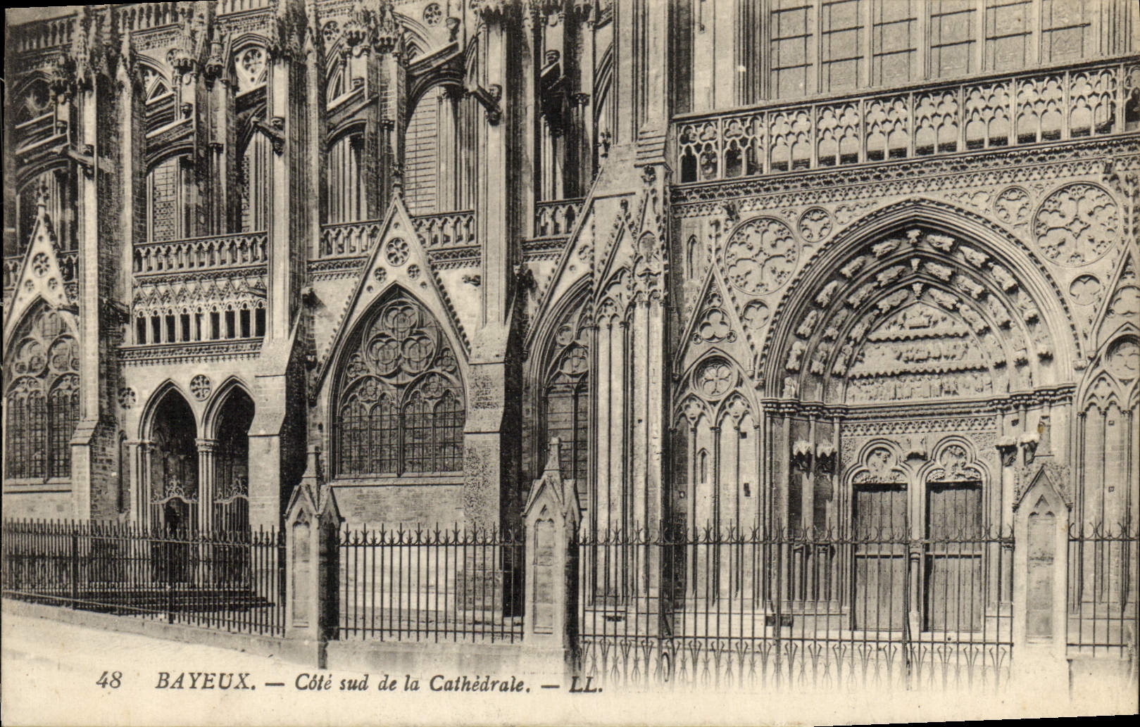 CPA Bayeux La Cathedrale Cote Sud