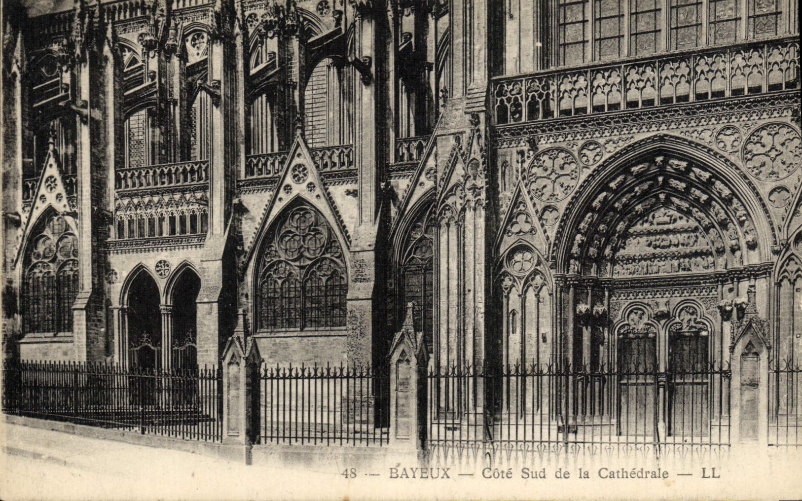 CPA Bayeux La Cathedrale Cote Sud