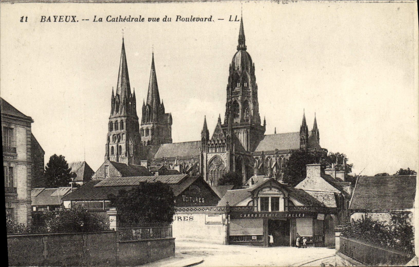 CPA Bayeux La Cathedrale Vue Du boulevard