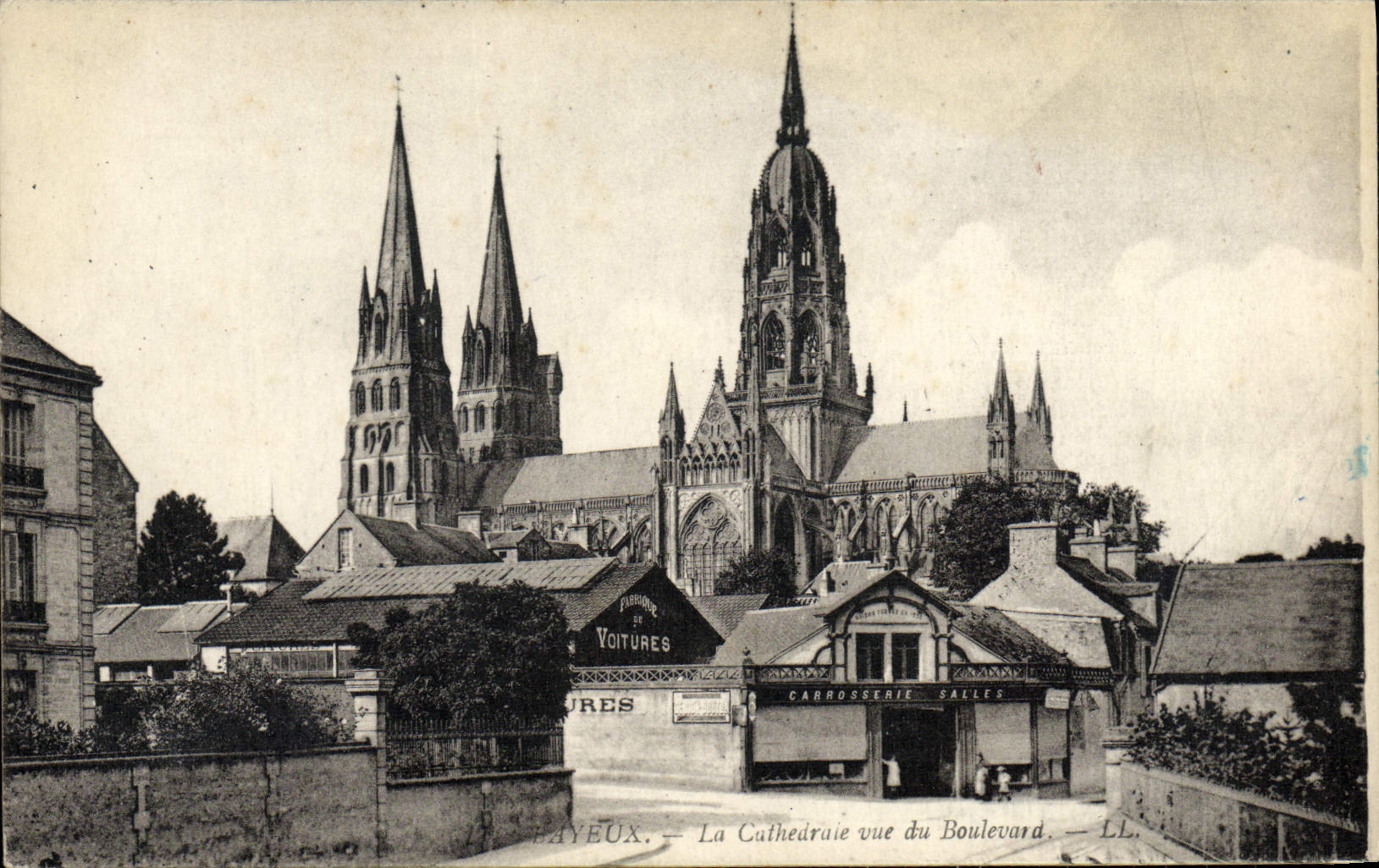 CPA Bayeux La Cathedrale Vue Du boulevard