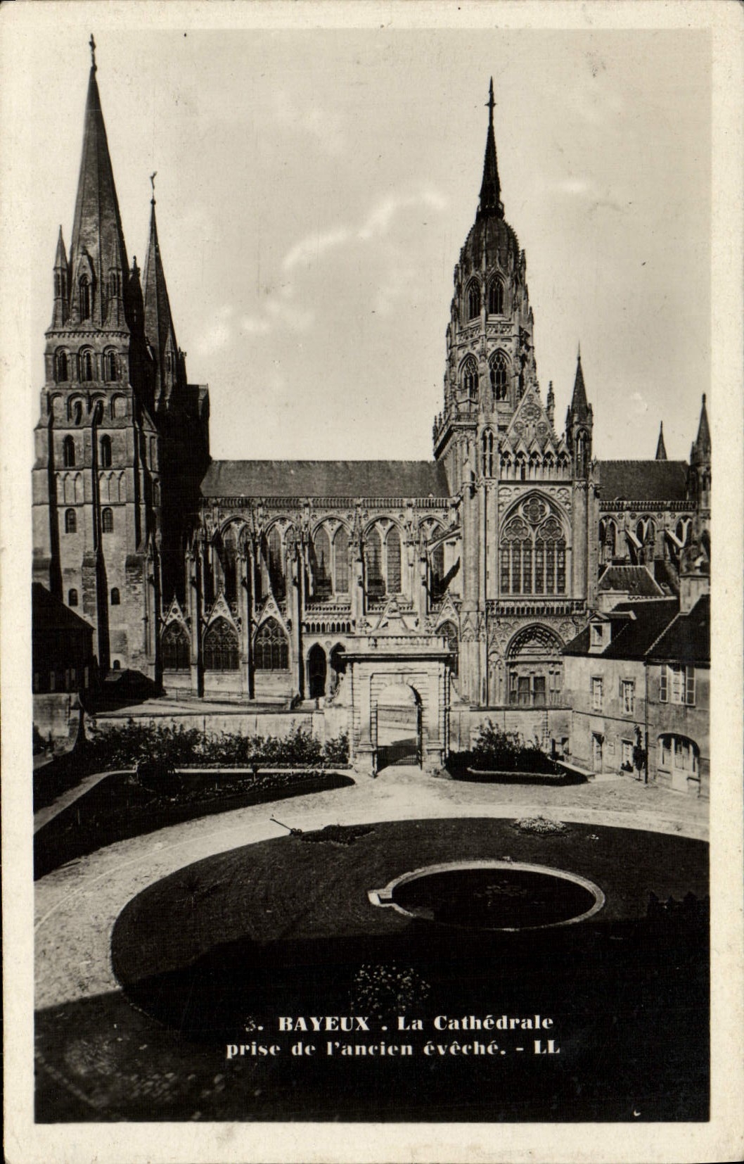 CPA Bayeux La Cathedrale Vue Prise de L'Eveche