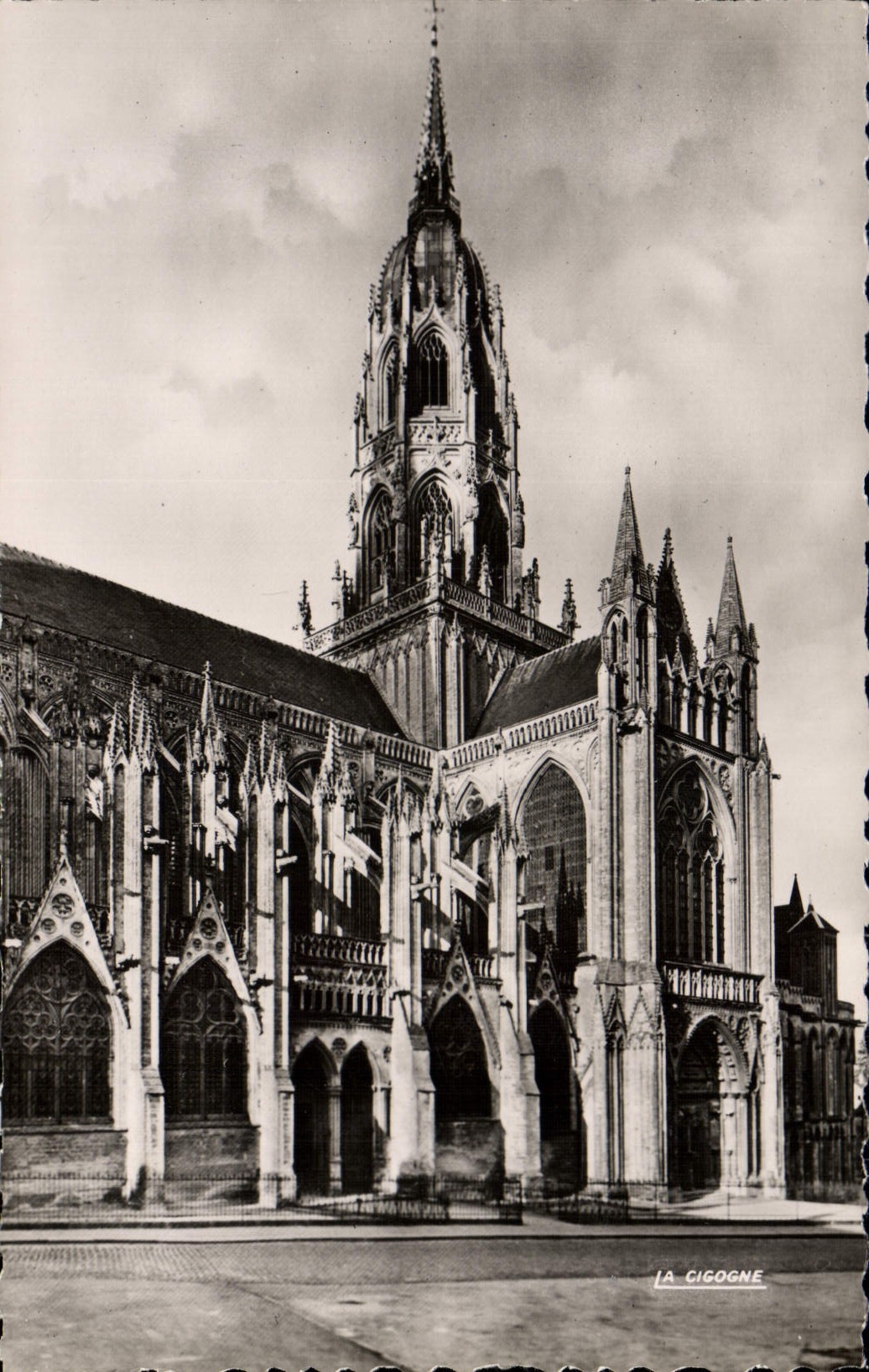 CPM Bayeux La Cathedrale Tour centrale