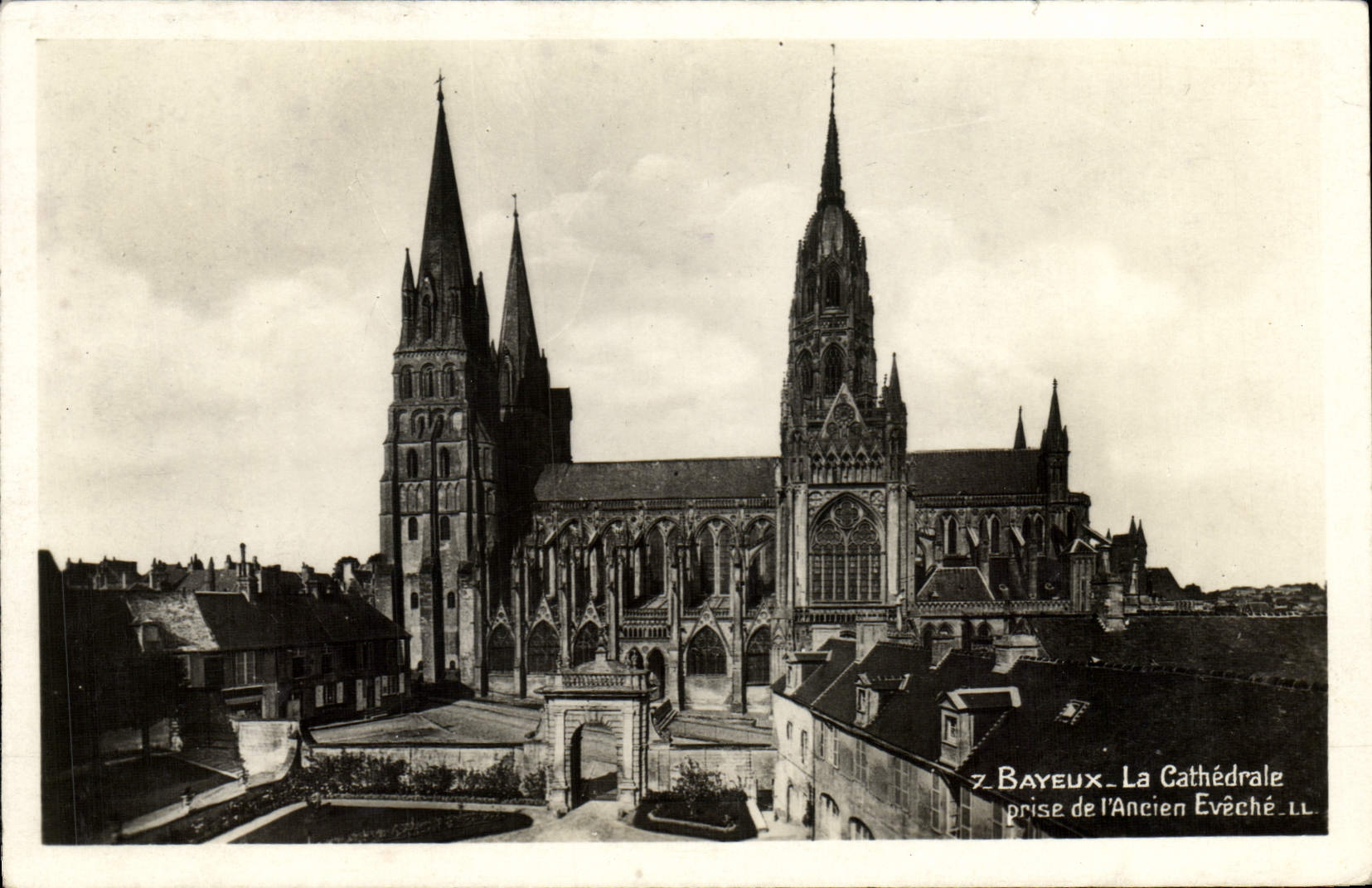 CPA Bayeux La Cathedrale prise de l'ancien eveche