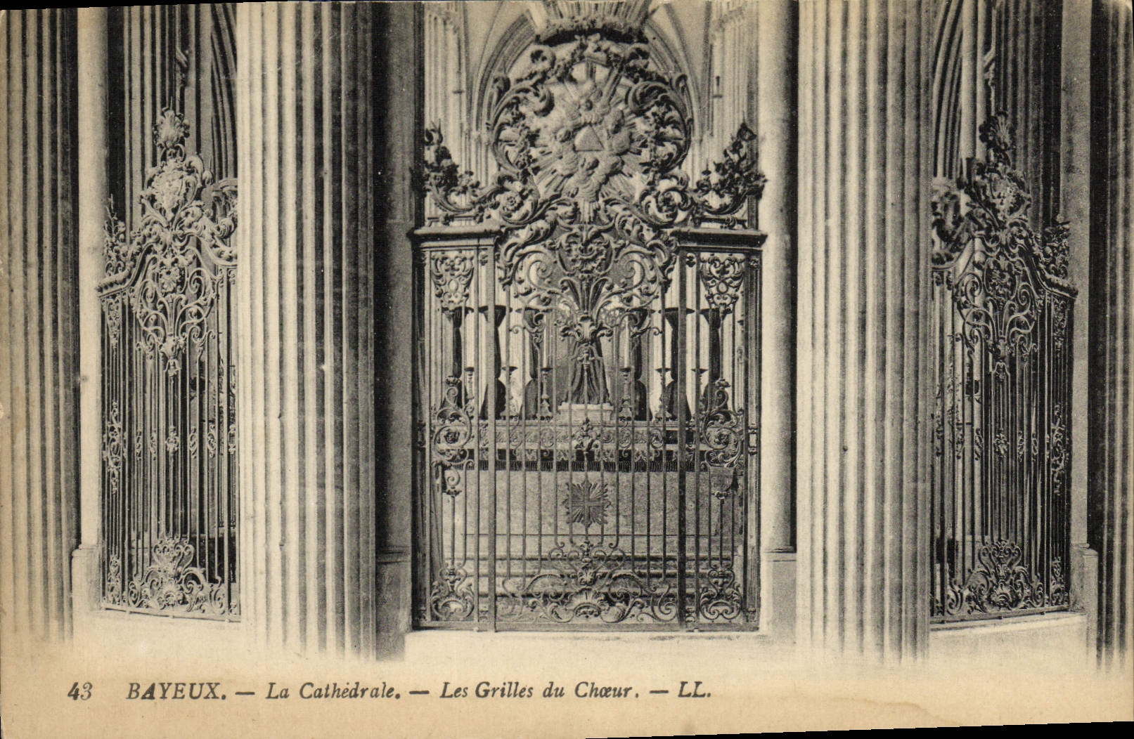 CPA Bayeux La Cathedrale Les Grilles Du Choeur