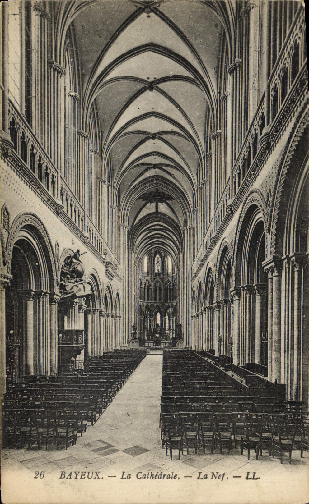 CPA Bayeux Cathedrale La nef