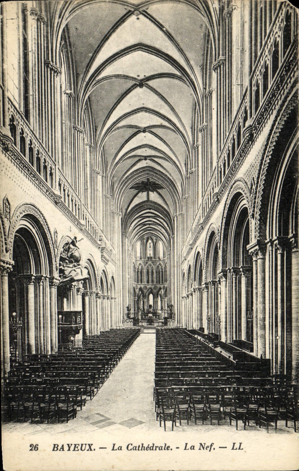CPA Bayeux Cathedrale La Nef