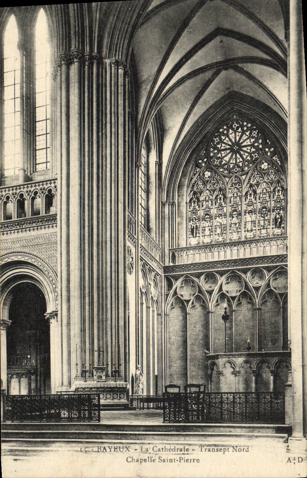 Saint Pierre norteño de la cámara acorazada de Transept de la catedral de Bayeux de la POSTAL de la VENDIMIA