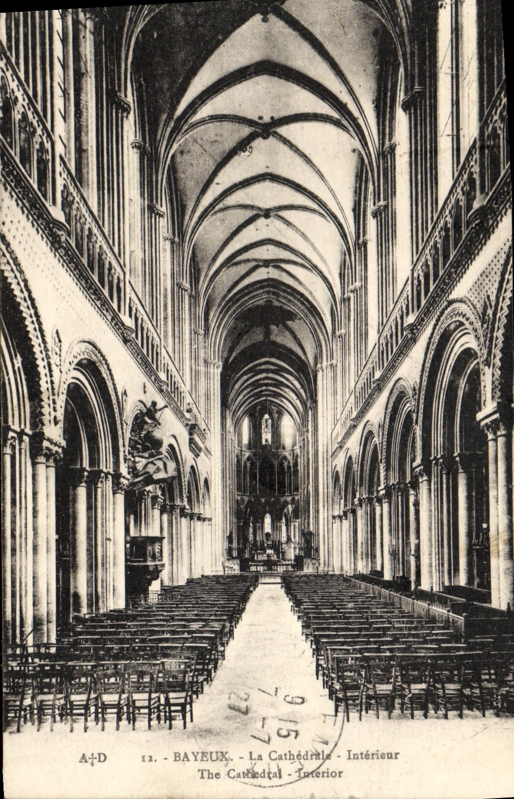 Interior de la catedral de Bayeux de la POSTAL de la VENDIMIA