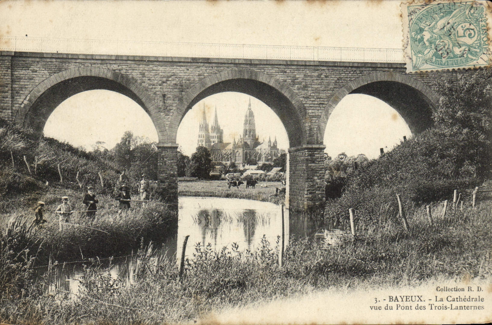 CPA Bayeux La cathedrale vue du pont des Trois Lanternes enfants Peche Pecheur