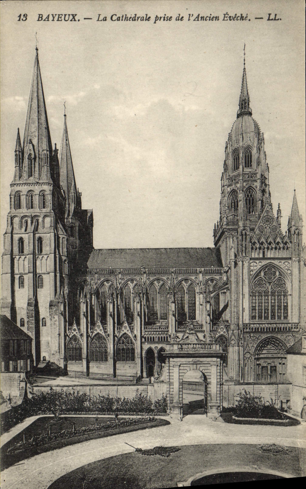 CPA Bayeux La cathedrale prise de l'ancien eveche 