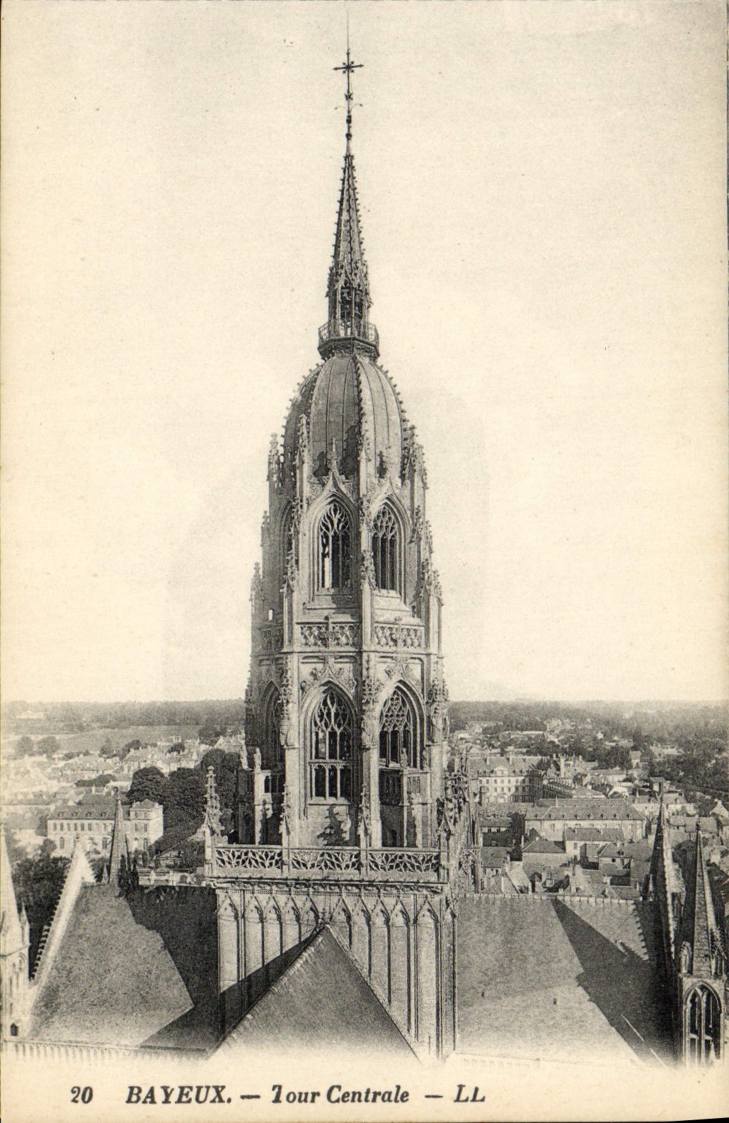 CPA Bayeux La Tour Centrale