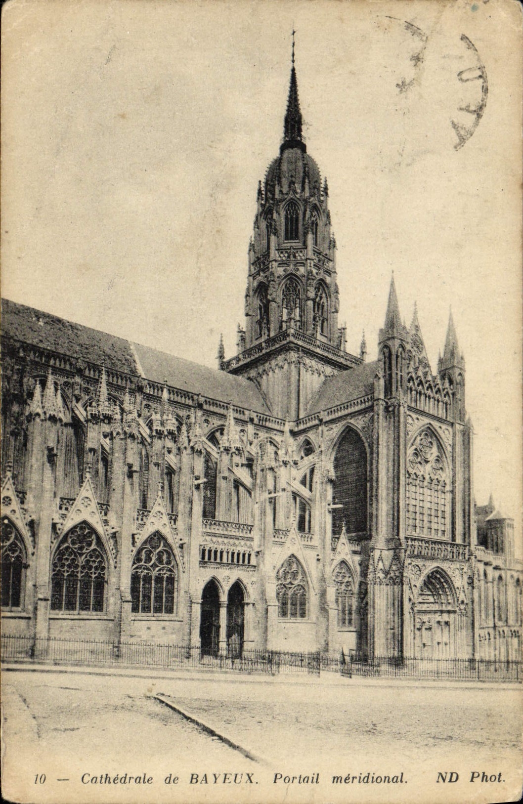 La puerta más situada más al sur de la catedral de Bayeux de la POSTAL de la VENDIMIA
