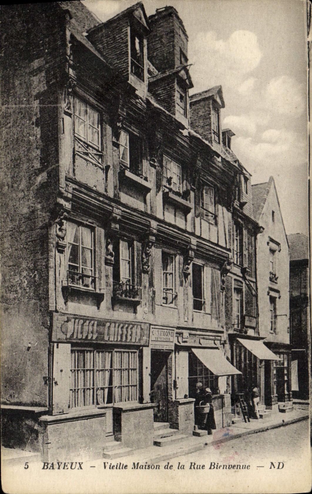 Peluquero de la calle de la recepción de la casa del Hurdy-gurdy de Bayeux de la POSTAL de la VENDIMIA