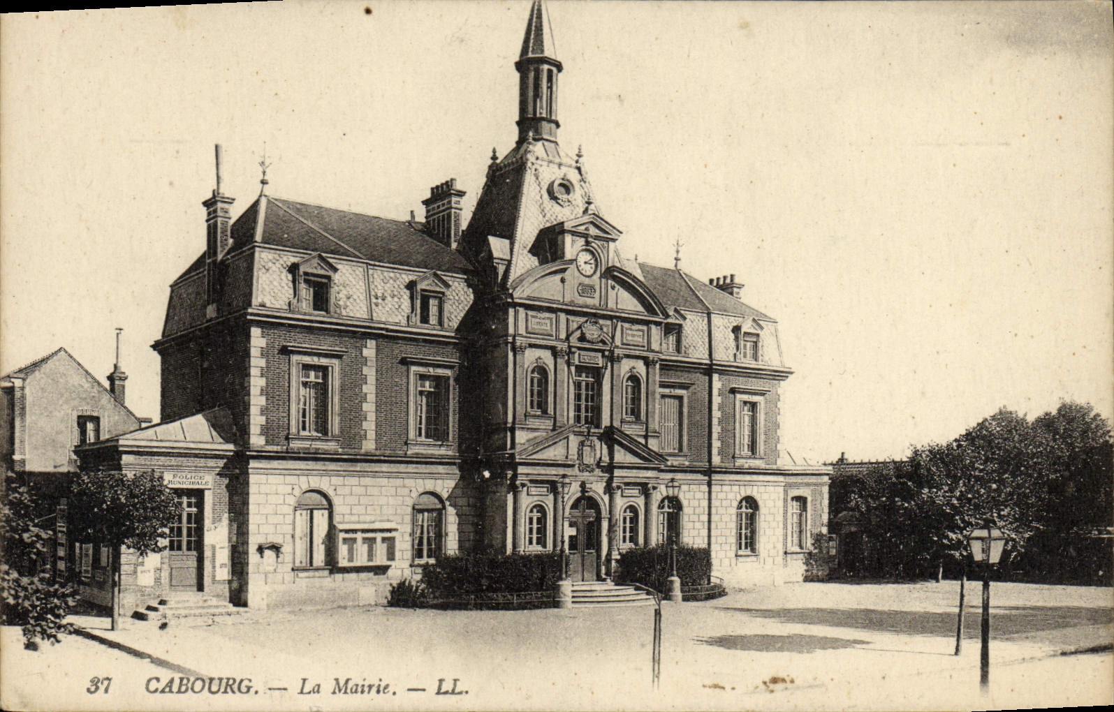 VINTAGE POSTCARD Cabourg the town hall