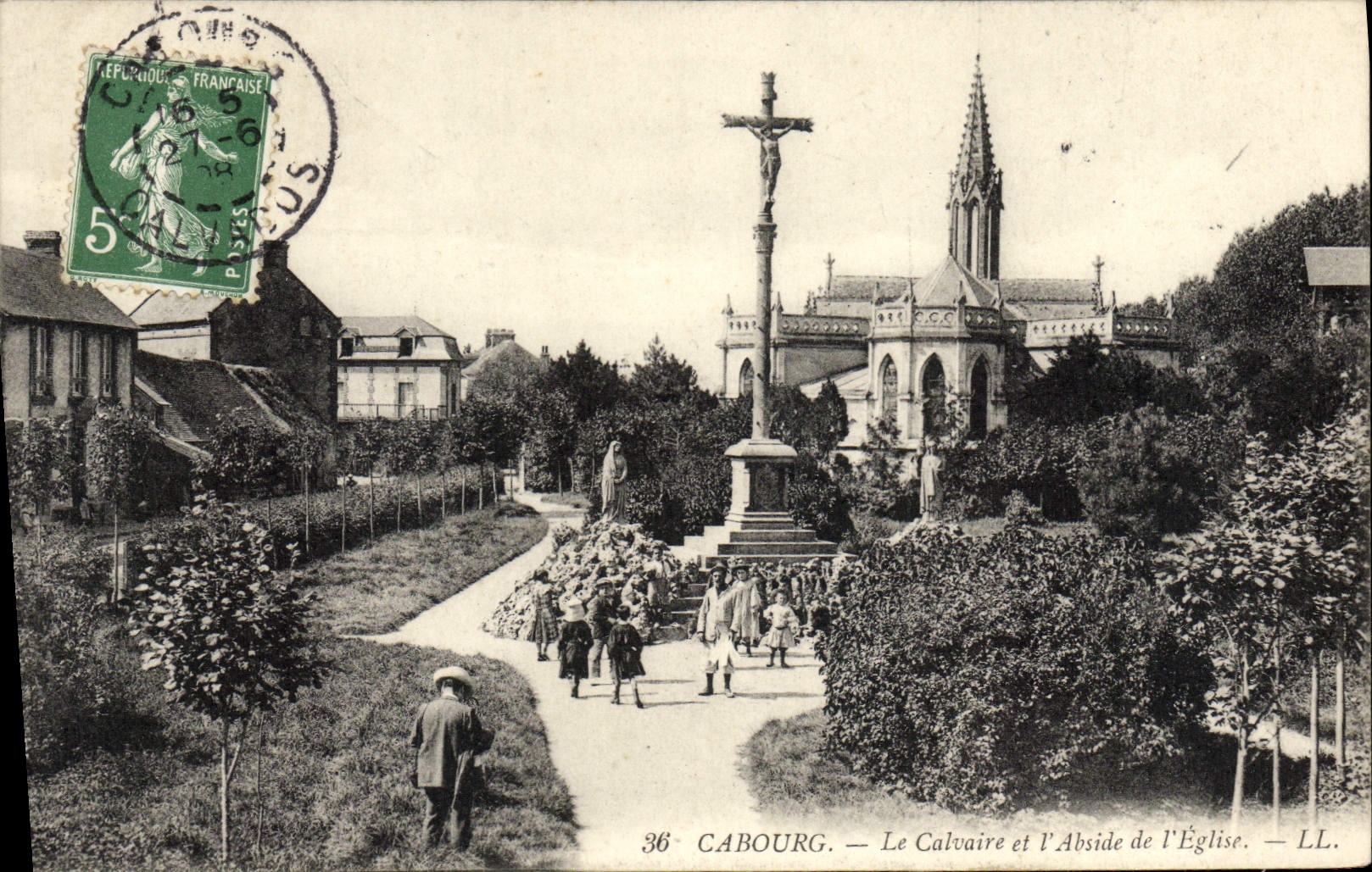 CPA Cabourg Le calvaire et l'abside de L'Eglise