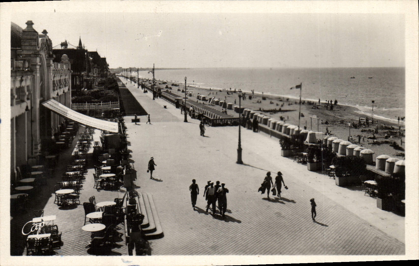 VINTAGE POSTCARD Cabourg the terrace of English towards the West