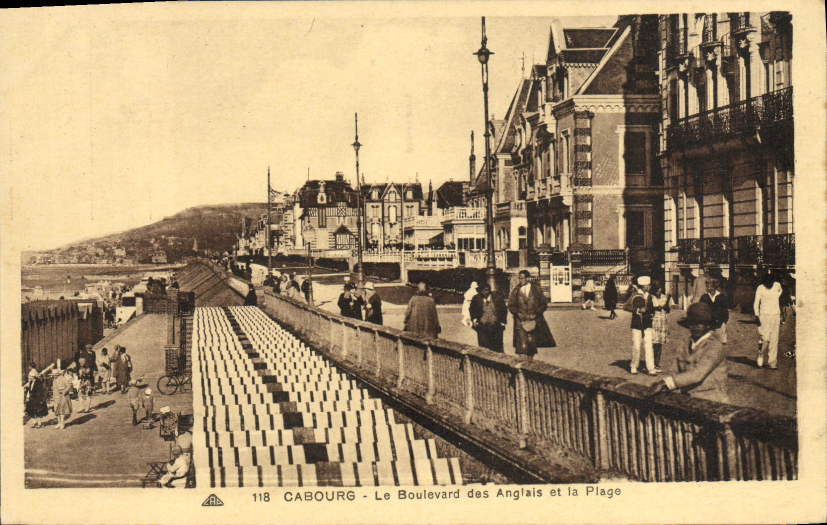 CPA Cabourg Le Boulevard des Anglais et la Plage