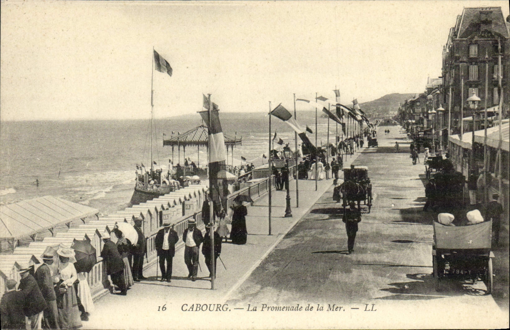 CPA Cabourg La Promenade de la Mer