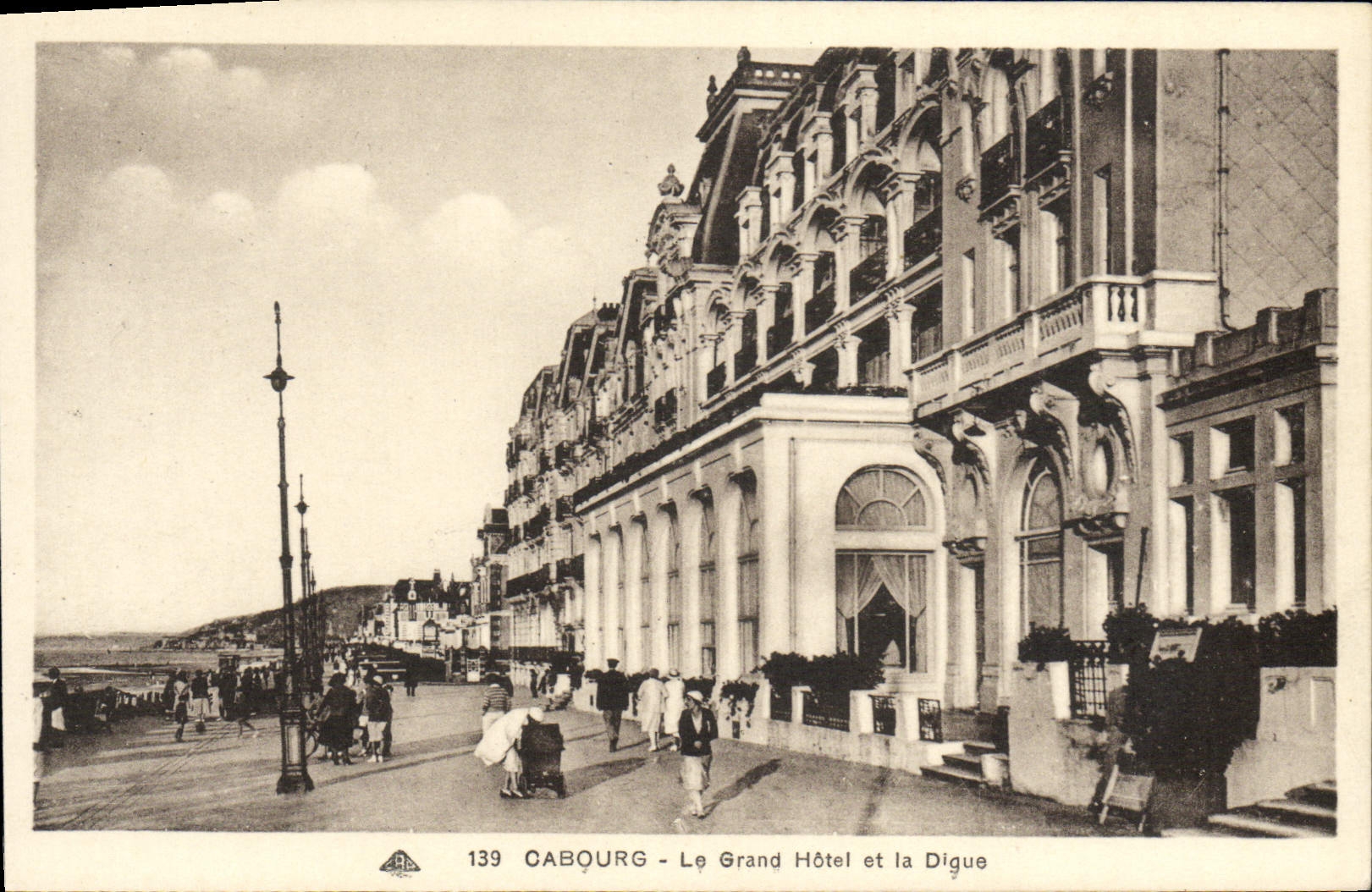 CPA Cabourg Le Grand Hotel et la Digue