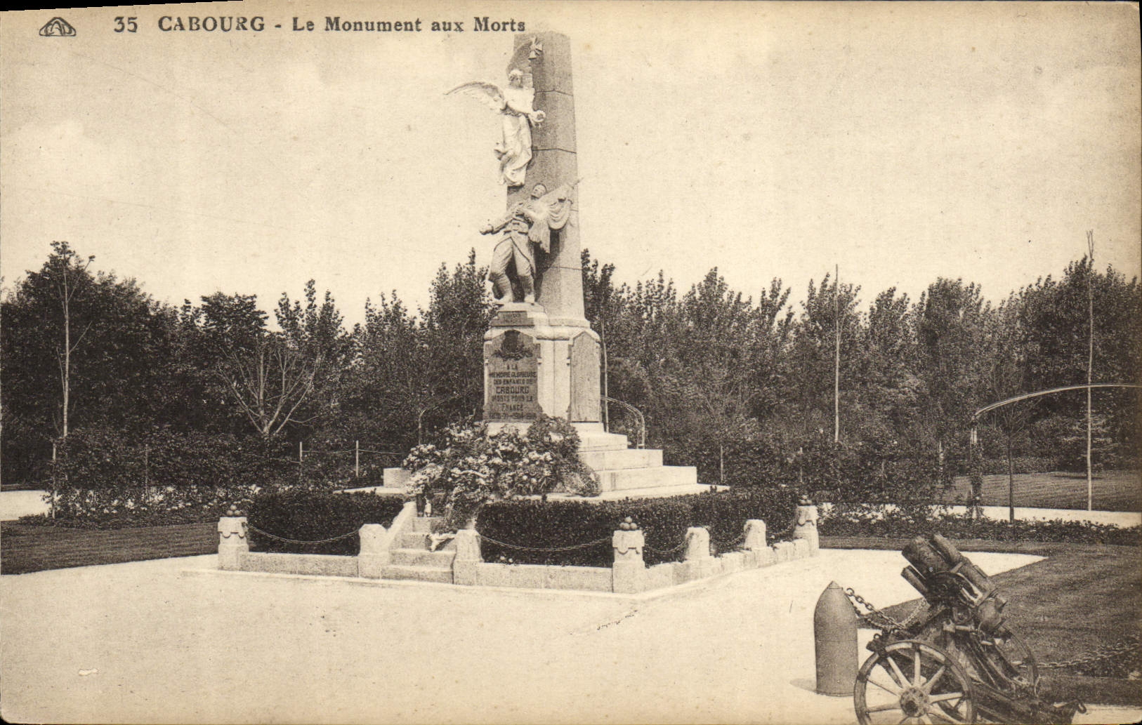 VINTAGE POSTCARD Cabourg the war memorial the Militaria Gun