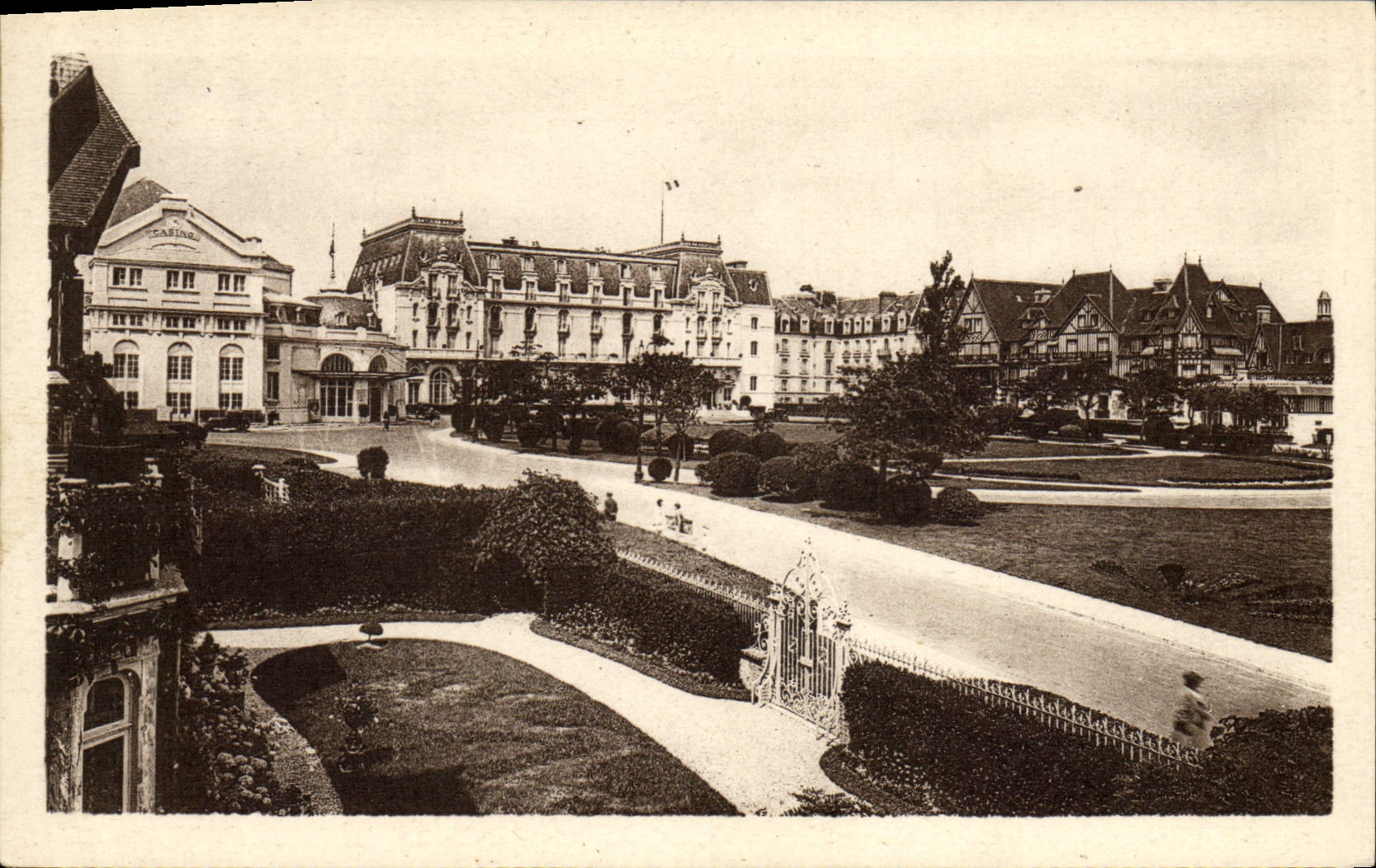 CPA Cabourg Les Jardins du Casino
